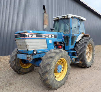 salg af Ford TW25 traktor