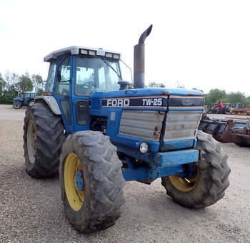 salg af Ford TW25 traktor