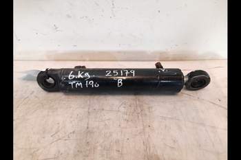 salg af New Holland TM190  Front axle steering cylinder