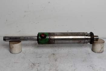 salg af John Deere 6620  Front axle steering cylinder