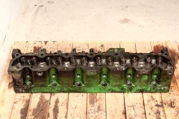 salg af John Deere 8220  Cylinder Head