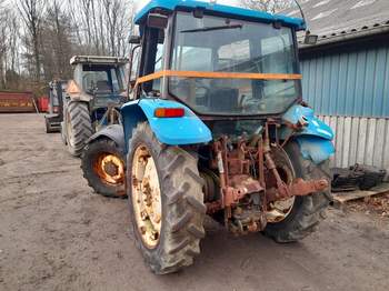 salg af New Holland 4835 traktor