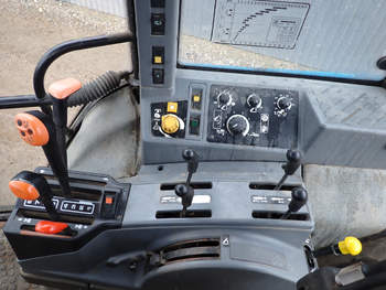 salg af New Holland 7840 traktor