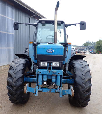 salg af New Holland 7840 traktor