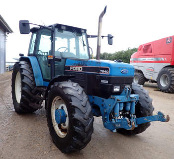 salg af New Holland 7840 traktor