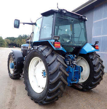 salg af New Holland 7840 traktor