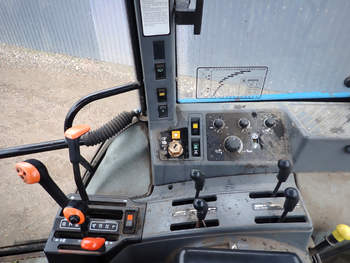 salg af New Holland 7840 traktor