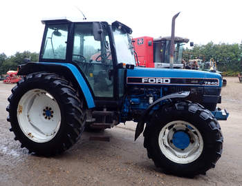 salg af New Holland 7840 traktor