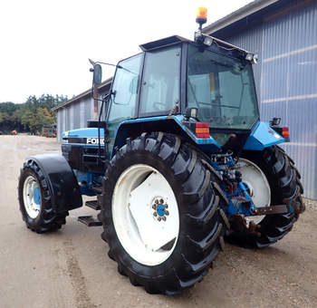 salg af New Holland 7840 traktor