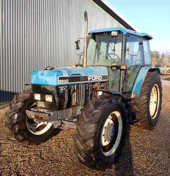 salg af New Holland 8240 tractor