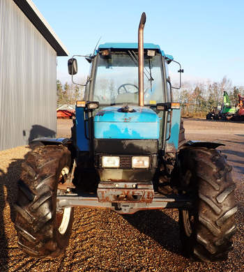 salg af New Holland 8240 tractor