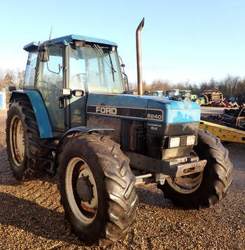 salg af New Holland 8240 tractor