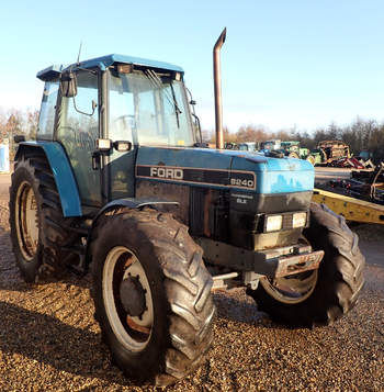 salg af New Holland 8240 traktor