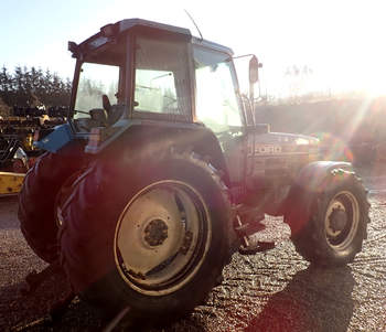 salg af New Holland 8240 tractor