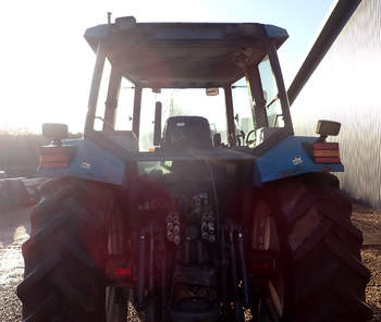 salg af New Holland 8240 traktor