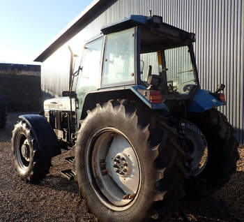 salg af New Holland 8240 tractor