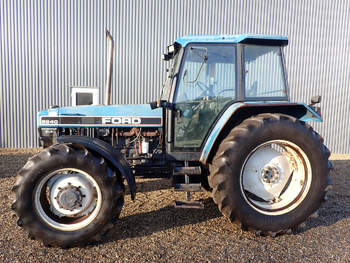 salg af New Holland 8240 tractor