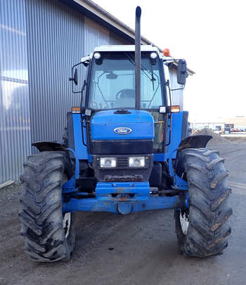 salg af New Holland 7840 traktor