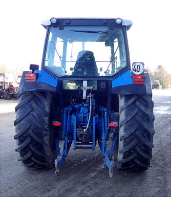 salg af New Holland 7840 traktor