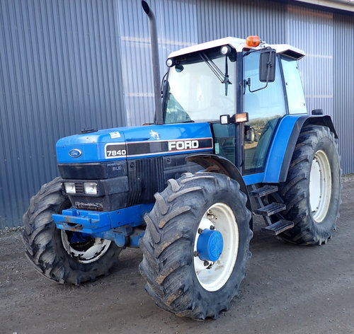 salg af New Holland 7840 traktor