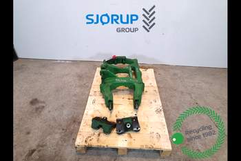 John Deere 6250R  Front axle support