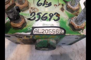 salg af John Deere 6150R  Suspension control valve