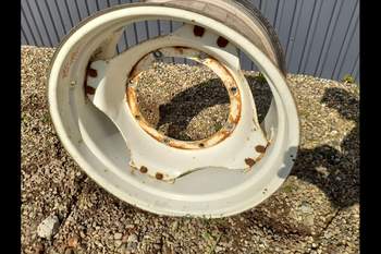 salg af New Holland 8360 traktor