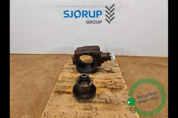 New Holland B115C  Rear axle differential