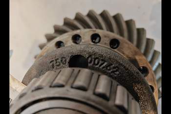salg af John Deere 6150M  Front axle differential