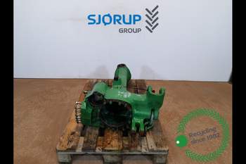 John Deere 6830 LEFT Front axle house
