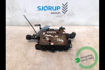 Case Maxxum 150  Hydraulic Valve support