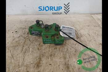 John Deere 8360R  Remote valve end plate