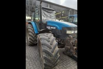 salg af New Holland M135 traktor