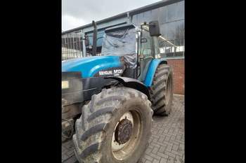 salg af New Holland M135 traktor