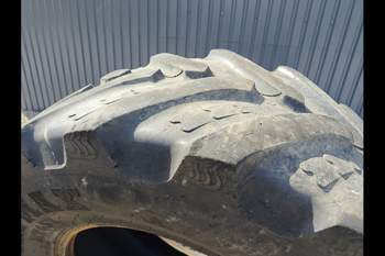 salg af New Holland M135 RIGHT Tire