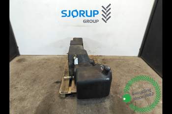 New Holland M135  Fuel tank