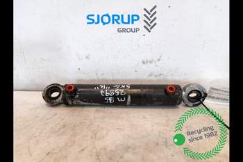 New Holland M135  Front axle steering cylinder