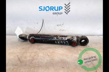New Holland M135  Front axle steering cylinder