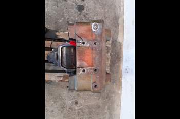 salg af New Holland 8160  Front axle support