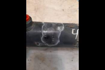 salg af New Holland 8160  Front axle steering cylinder