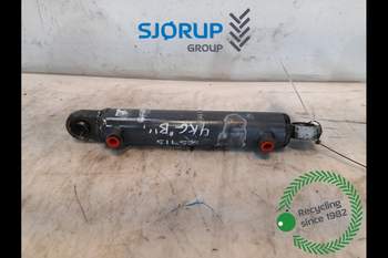 New Holland 8160  Front axle steering cylinder