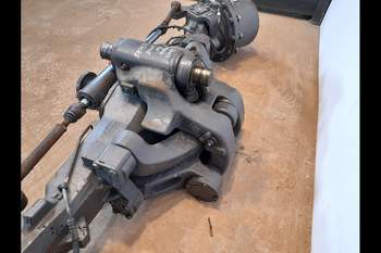 salg af Foraksel Claas Axion 830