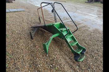 salg af Trinbræt John Deere 9530 VÄNSTER