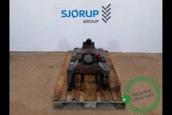 Ford 7840  Front axle support