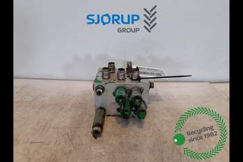 John Deere 8R 370  Hydraulic brake valve