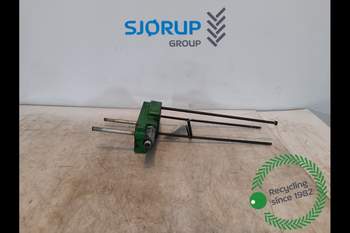 John Deere 8R 370  Hydraulic Valve support