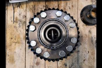 salg af John Deere 8R 370  Front axle differential