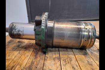 salg af John Deere 8R 370  Front axle steering cylinder