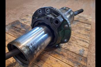 salg af John Deere 8R 370  Front axle steering cylinder