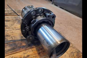 salg af John Deere 8R 370  Front axle steering cylinder